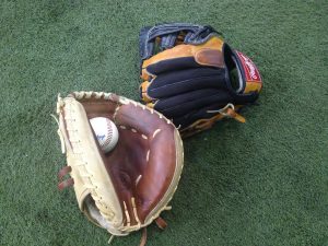 catcher's mitt - fielder's glove
